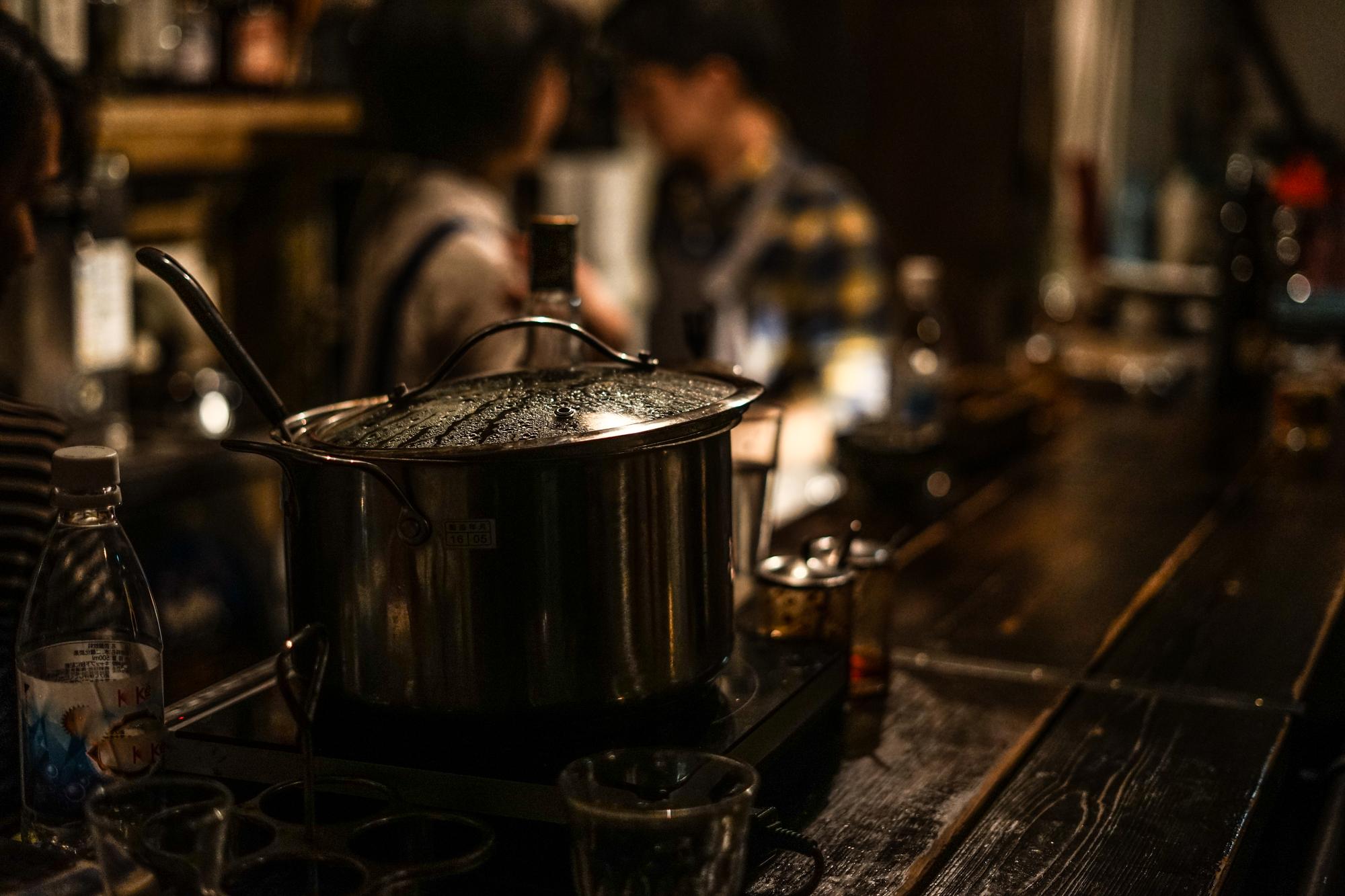 Szara, zatłoczona kuchnia restauracyjna przed zmianą